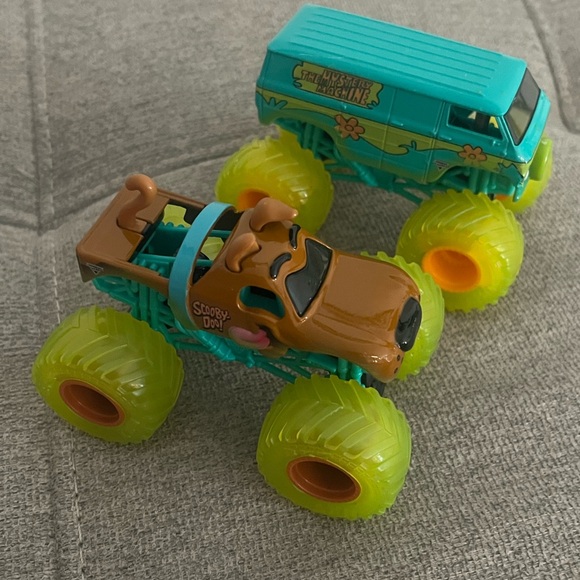 Monster Jam Scooby Doo And Mystery Machine Curse Of The Gasoline Trucks 1:64 - Picture 1 of 6